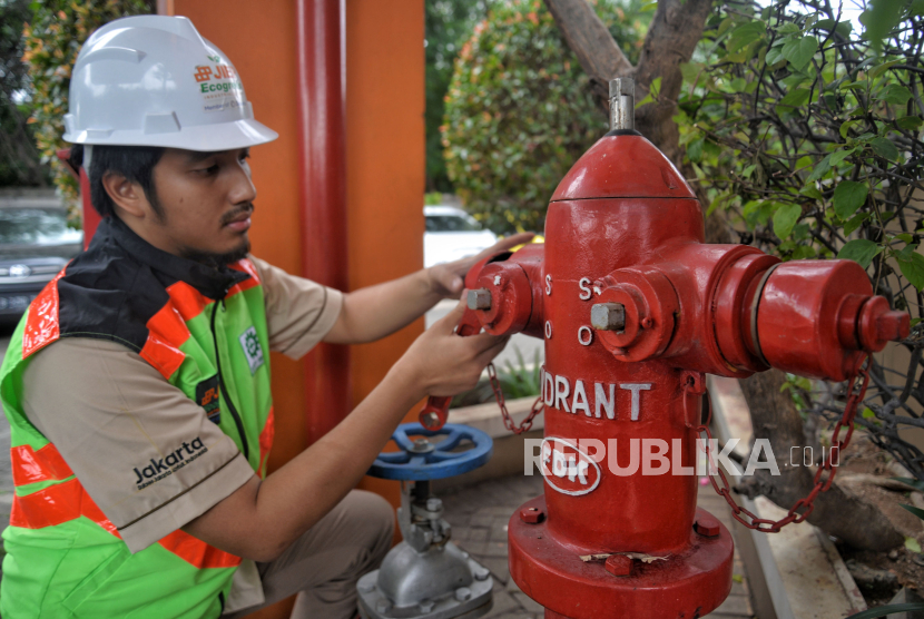 Insan PT Jakarta Industrial Estate Pulogadung  (JIEP)  melalukan pengecekan unit hydrant di Kantor JIEP, Gedung Graha Dayaguna, Pulogadung, Jakarta, Kamis (23/11/2024). 