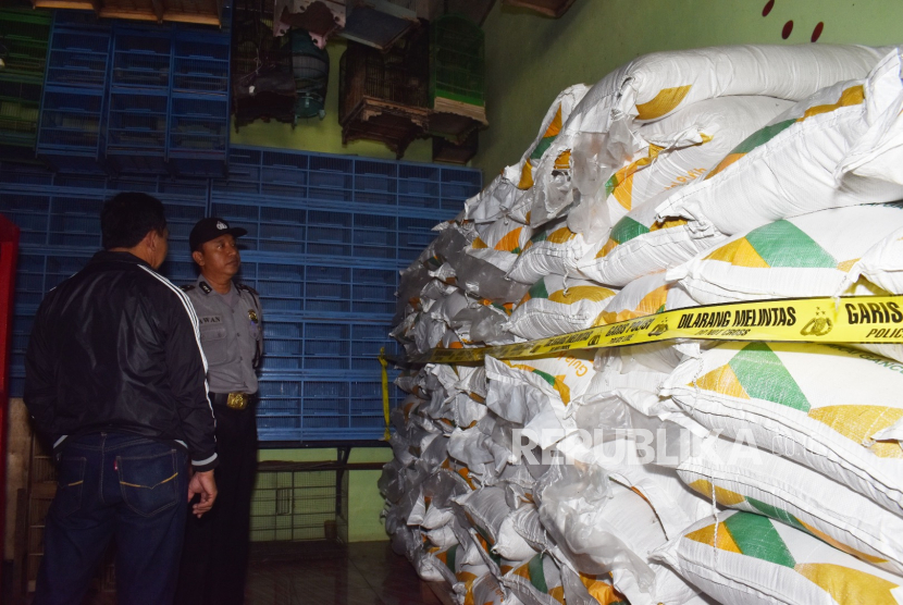 Polisi melihat tumpukan gula pasir dalam sak yang dijual tanpa izin di sebuah toko pakan burung di Kabupaten Madiun, Jawa Timur, Kamis (19/3/2020). (Antara/Siswowidodo)