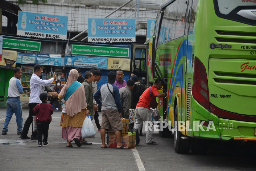 Sejumlah calon penumpang menuju bus jurusan Jawa Timur, di Terminal Bus Antar Kota Antar Provinsi Cicaheum, Kota Bandung, Rabu (3/4/2024). 
