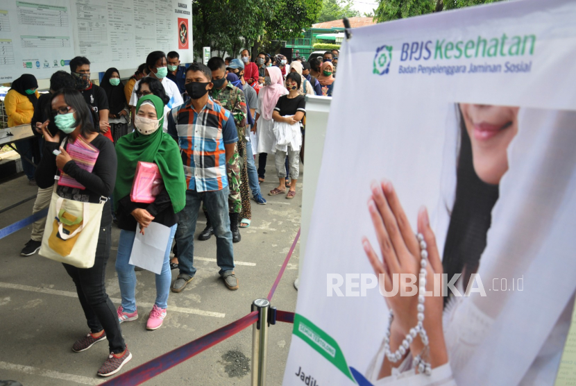 Sejumlah warga mengantre di kantor Badan Penyelenggaraan Jaminan Sosial (BPJS) Cabang Medan, Sumatera Utara, Kamis (14/5/2020). Pemerintah menaikan iuran BPJS Kesehatan melalui Perpres Nomor 64 Tahun 2020 tentang Jaminan Kesehatan yang akan berlaku mulai 1 Juli 2020 bagi Peserta Bukan Penerima Upah (PBPU) dan peserta Bukan Pekerja (BP) menjadi sebesar Rp150