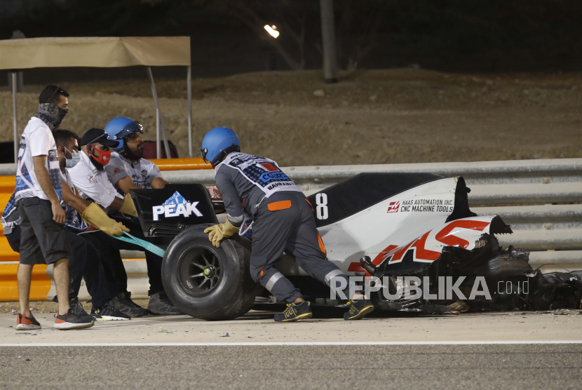  Penbalap tim Haas, Romain Grosjean dari Prancis, Mobilnya diambil setelah mengalami kecelakaan saat balapan Formula Satu di Sirkuit Internasional Bahrain di Sakhir, Bahrain, Minggu, 29 November 2020.