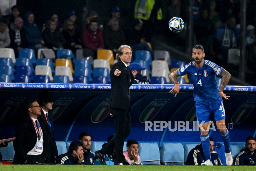 Pelatih timnas Italia Roberto Mancini memberi isyarat di pinggir lapangan saat pertandingan sepak bola kualifikasi Euro 2024 antara Italia dan Inggris di stadion Diego Armando Maradona di Naples, Italia, (23/3/2023). Italia kalah 1-2 di laga itu.