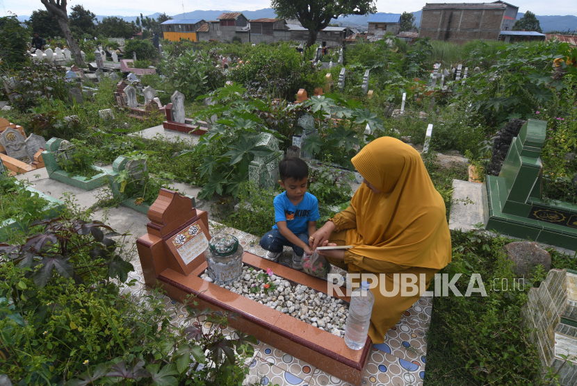 Warga menziarahi makam kerabatnya di TPU Pogego, Palu, Sulawesi Tengah, Ahad (10/7/2022). 8 Ciri Meninggal Husnul Khotimah Menurut Nabi Muhammad SAW