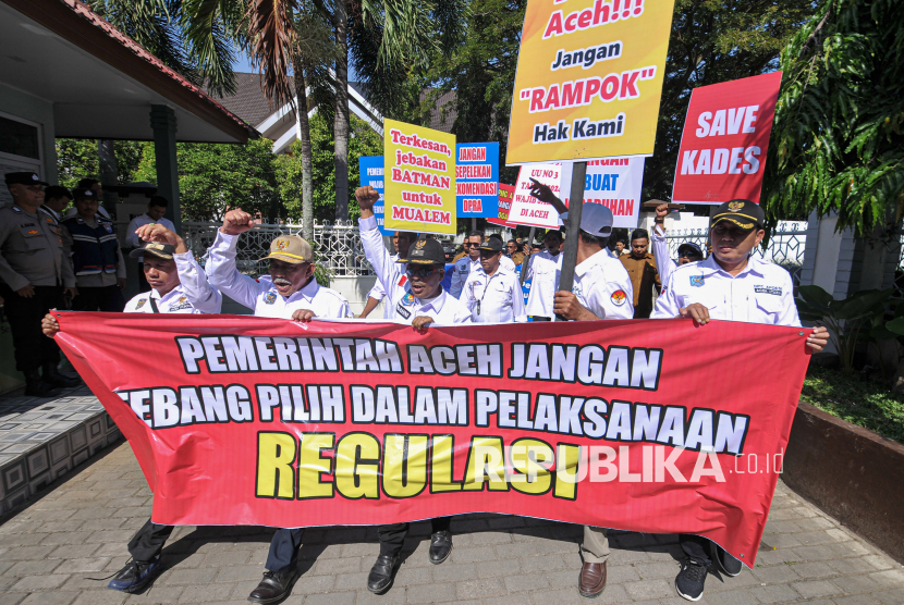 Sejumlah kepala desa yang tergabung dalam Assosiasi Pemerintah Desa Seluruh Indonesia (APDESI) Aceh menggelar aksi damai di depan gedung Dinas Pemberdayaan Masyarakat Gampong (DPMG) Aceh, Banda Aceh, Aceh, Senin (3/2/2025). Mereka menuntut Pemerintah Provinsi Aceh menerapkan pelaksanaan Undang-Undang Nomor 3 Tahun 2024 tentang perubahan kedua atas Undang-Undang Nomor 6 Tahun 2014 tentang Desa secara menyeluruh di Aceh, yang salah satu pasalnya mengatur masa jabatan kepala desa selama delapan tahun. 