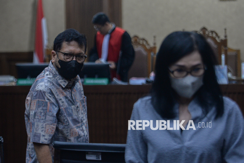 Terdakwa kasus dugaan suap vonis bebas terhadap Gregorius Ronald Tannur, Zarof Ricar (kiri) dan Meirizka Widjaja (kanan) usai menjalani sidang tuntutan di Pengadilan Tipikor, Jakarta, Rabu (28/5/2025). Dalam sidang tersebut, jaksa penuntut umum (JPU) menjatuhkan tuntutan kepada mantan pejabat Mahkamah Agung (MA) Zarof Ricar pidana penjara 20 tahun membayar denda Rp1 miliar, ibunda Ronald Tannur Meirizka Widjaja dengan pidana penjara empat tahun dan denda Rp750 juta dan pengacara Gregorius Ronald Tannur, Lisa Rachmat penjara selama 14 tahun dan membayar denda Rp750 juta.