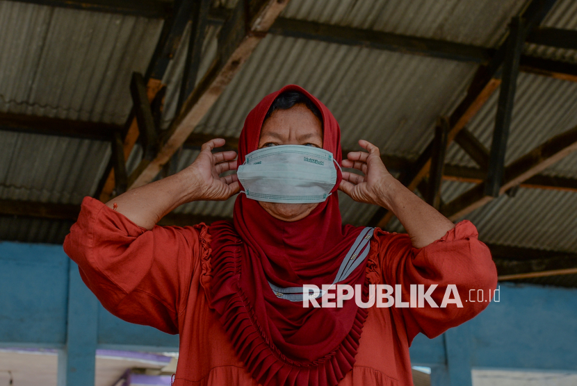Warga mengenakan masker di Tempat Pelelangan Ikan Pasauran, Kabupaten Serang, Banten, Ahad (6/9/2026).