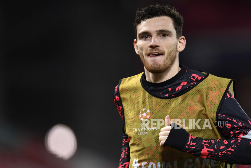 Andrew Robertson dari Liverpool melakukan pemanasan selama pertandingan sepak bola grup D Liga Champions antara Liverpool dan Atalanta di stadion Anfield di Liverpool, Inggris, Rabu, 25 November 2020. 