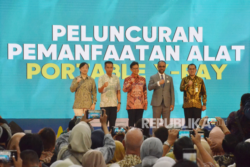 Menteri Kesehatan Budi Gunadi Sadikin (tengah) bersama PJ Gubernur Jawa Barat Bey Machmudin (kedua kiri) di acara peringatan hari anak nasional 