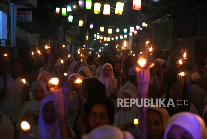 Sejumlah warga mengikuti pawai obor di kawasan Kayu Manis, Jakarta, Sabtu (6/7/2024). Pawai obor tersebut digelar dalam rangka menyambut Tahun Baru Islam 1 Muharam 1446 H. 