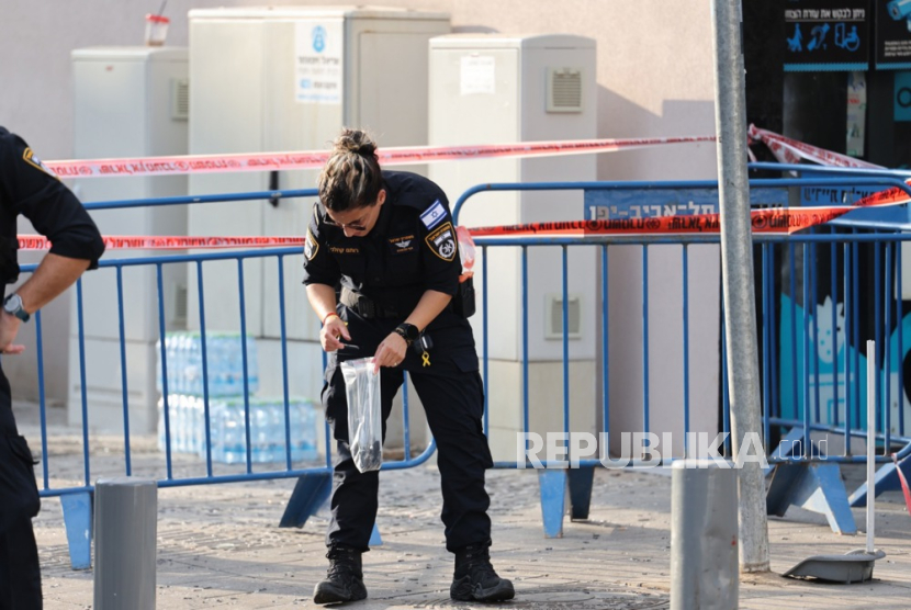 Polisi memeriksa kerusakan di lokasi ledakan yang diduga oleh Drone di Tel Aviv, Israel,Jumat (19/7/2024).