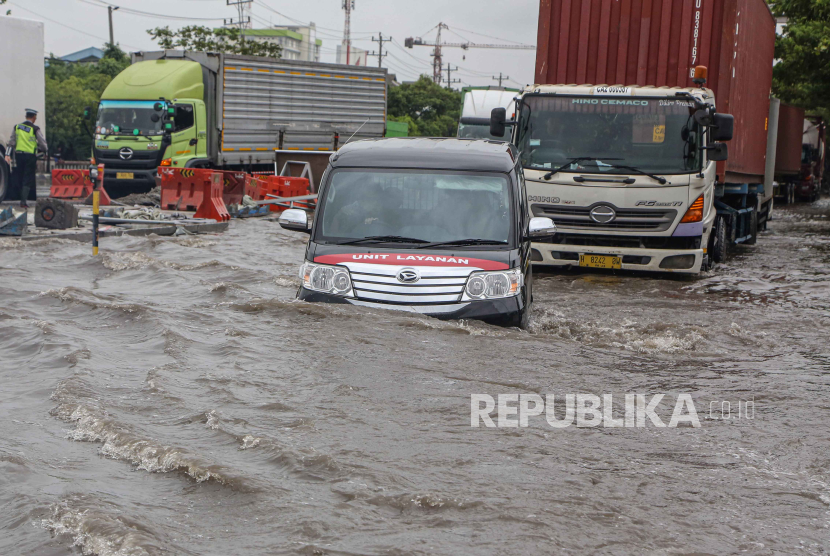 Foto udara sejumlah kendaraan melewati banjir yang merendam jalur pantura di Jalan Kaligawe Raya, Semarang. Sejumlah perjalanan kereta Daop 6 dibatalkan akibat banjir yang melanda Semarang.