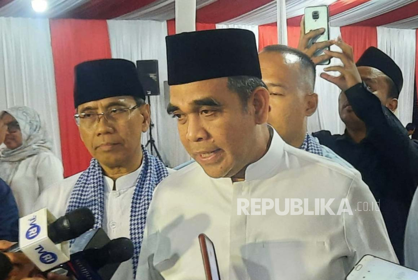 Sekretaris Jenderal Partai Gerindra Ahmad Muzani menyampaikan keterangan pers usai menghadiri acara deklarasi dukungan dari Majelis Dzikir Nurul Wathon untuk Prabowo-Gibran di kawasan Menteng, Jakarta Pusat, Kamis (30/11/2023) malam.