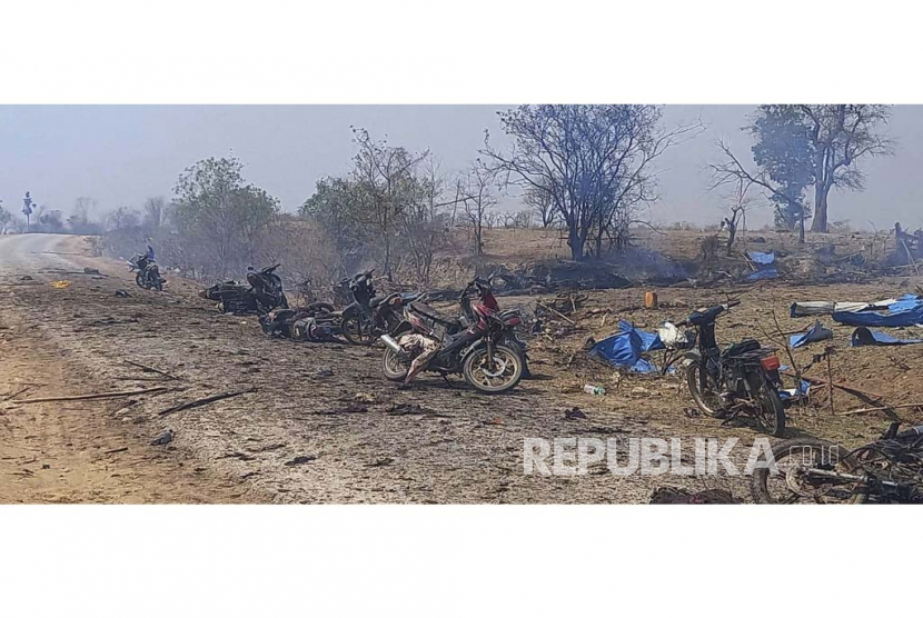 Foto yang disediakan oleh Kelompok Aktivis Kyunhla ini menunjukkan setelah serangan udara di desa Pazigyi di Kotapraja Kanbalu, Wilayah Sagaing, Myanmar, Selasa (11/4/2023). Saksi dan laporan media independen mengatakan puluhan penduduk desa di Myanmar tengah tewas dalam serangan udara dilakukan Selasa oleh pemerintah militer negara Asia Tenggara itu. 