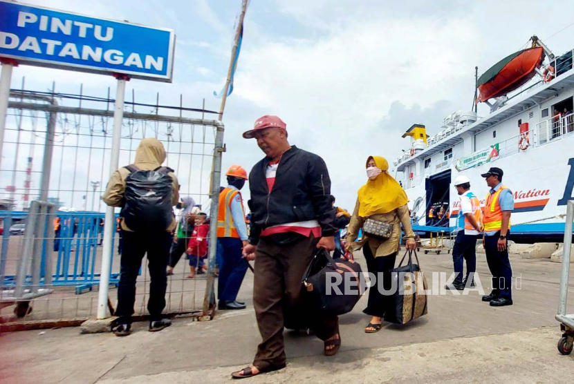 Layanan kedatangan pemudik dengan kapal laut dari Ketapang, Kalimantan Barat yang baru tiba di Terminal Penumpang Pelabuhan Tanjung Emas Semarang, pada H-12 Idul Fitri 1444 Hijriyah, Senin (10/4). Pelni cabang Pelabuhan Tanjung Emas Semarang telah mengantisipasi ancaman banjir rob dalam layanan arus mudik/balik Idul Fitri kali ini.