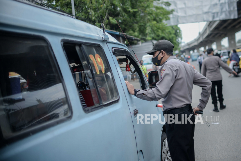 Satuan Lalu Lintas (Satlantas) Polres Metro Jakarta Timur melakukan uji coba lawan arus (contraflow) di Jalan Raya Bekasi arah Jakarta KM 23-24, tepatnya di depan Gran Cakung, hingga 18 Februari 2022. (Foto: Polisi mengatur lalu lintas)