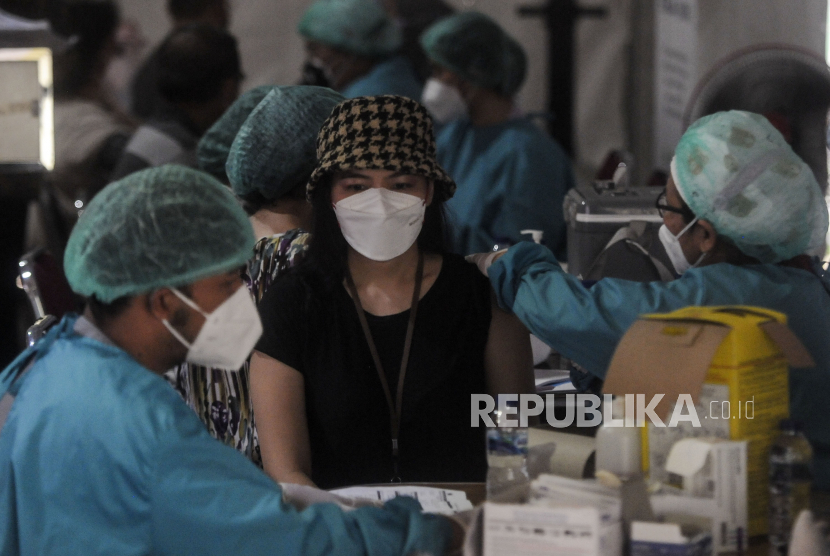 Sedikitnya 26 ribu dosis vaksin COVID-19 yang tersimpan dalam almari berpendingin di Dinas Kesehatan Kabupaten Tulungagung, Jawa Timur,  kedaluwarsa.