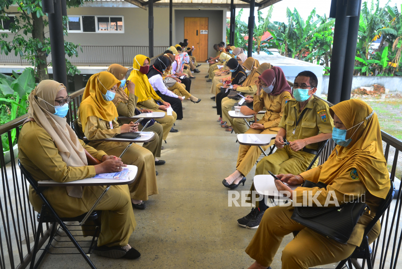 Sejumlah guru antre untuk penyuntikan vaksin COVID-19 di Pusat Belajar Guru (PBG) Kudus, Jawa Tengah (ilustrasi)
