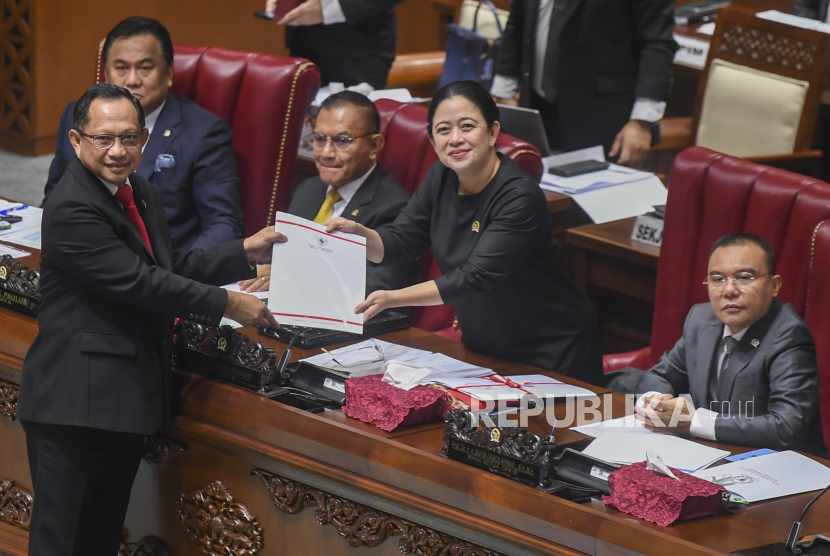Menteri Dalam Negeri Tito Karnavian (kiri) menyerahkan dokumen pandangan dari pemerintah tentang UU DKJ kepada Ketua DPR Puan Maharani (kedua kanan) di kompleks Parlemen, Jakarta, Kamis (28/3/2024).