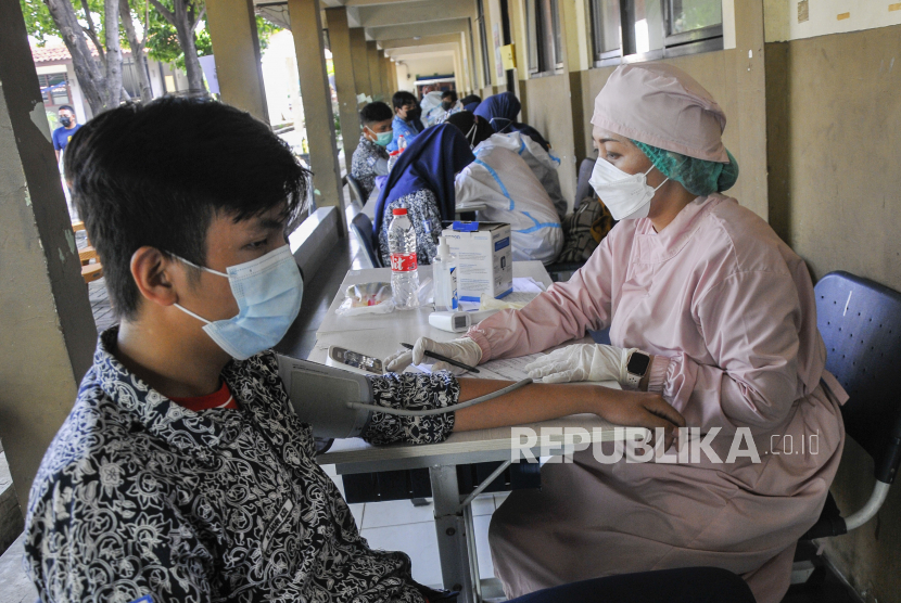Sejumlah petugas kesehatan memeriksa kesehatan siswa-siswi SMP yang akan mengikuti vaksinasi Covid-19 di Bekasi, Jawa Barat, beberapa waktu lalu.