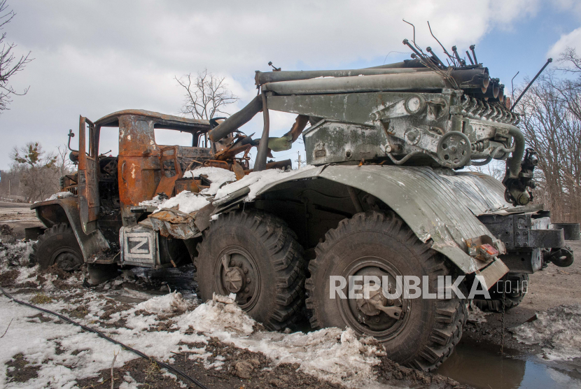 Sebuah kendaraan militer Rusia yang rusak di Kharkiv, Ukraina, Rabu, 16 Maret 2022. Para penasihat Kremlin telah memberikan informasi yang keliru kepada Presiden Rusia Vladimir Putin perihal buruknya performa pasukan militernya di Ukraina. 