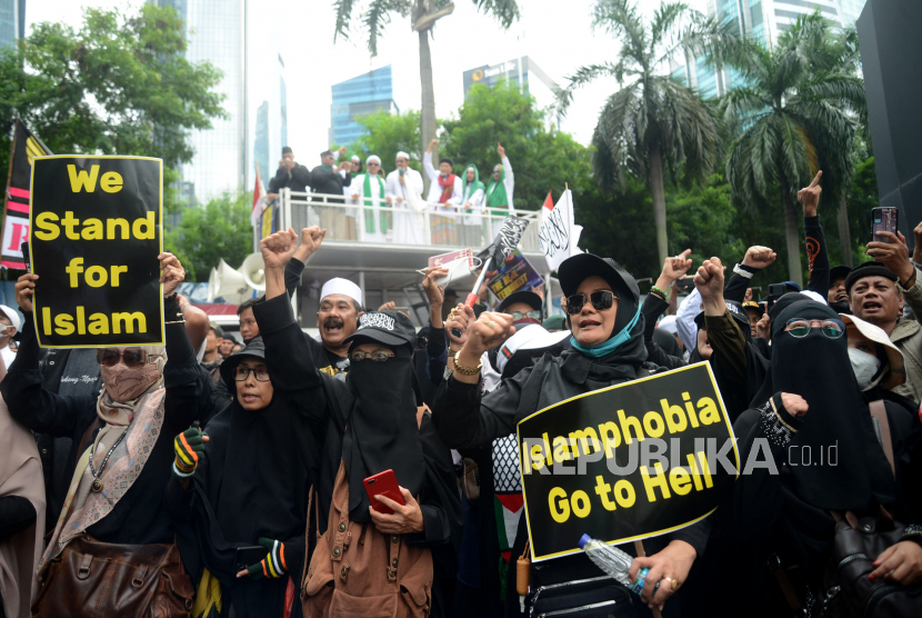 Umat muslim mengikuti aksi bela Alquran di depan Kedubes Swedia untuk Indonesia, Kuningan ,Jakarta Selatan, Senin (30/1/2023). 