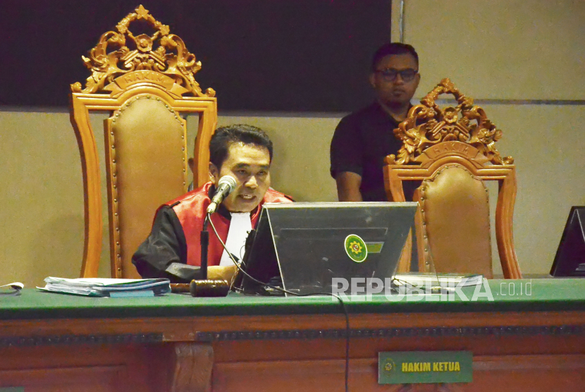 Hakim tunggal Eman Sulaeman membacakan putusan saat sidang putusan Praperadilan Pegi Setiawan di Pengadilan Negeri Bandung, Jalan LRE Martadinata, Kota Bandung, Senin (8/7). Dalam sidang tersebut hakim Eman Sulaeman memutuskan penetapan tersangka terhadap pemohon berdasarkan surat ketetapan atas nama Pegi Setiawan dinyatakan tidak sah dan batal demi hukum.