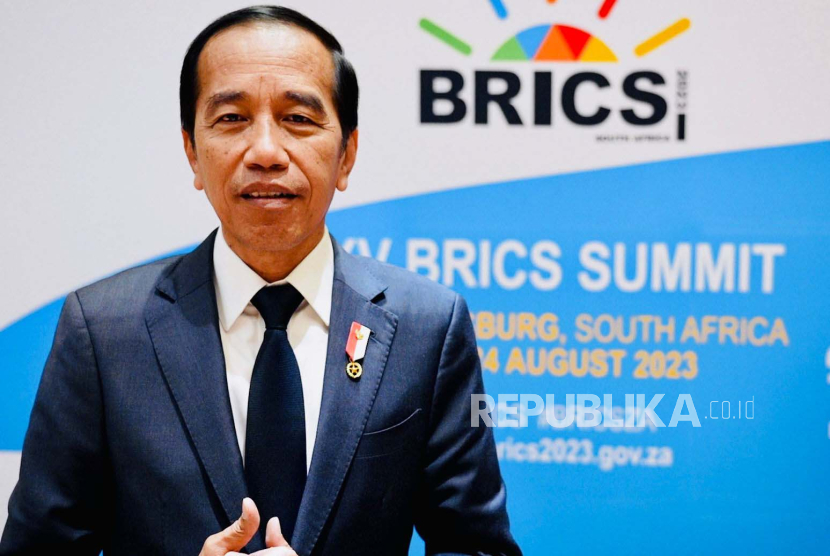 Presiden Jokowi saat memberikan keterangannya usai menghadiri KTT BRICS di Johannesburg, Afrika Selatan, Kamis (24/8/2023).