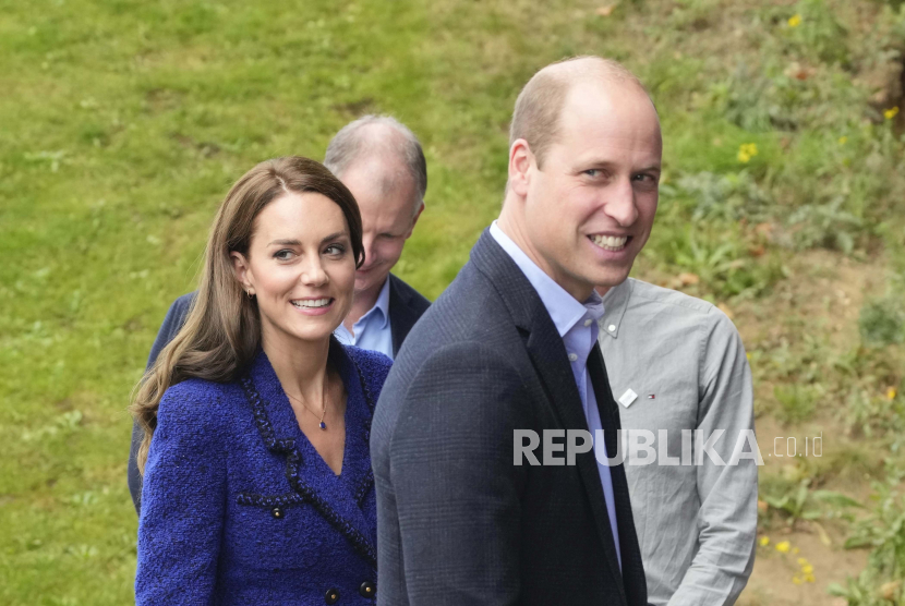Pangeran Inggris William membantu sebuah restoran India selama kunjungan kerajaan pada Kamis (20/4/2023). Dia menerima reservasi telepon dari pelanggan yang ingin memesan tempat di restoran itu