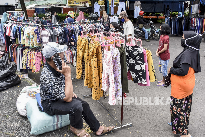 Calon pembeli memilih pakaian di salah satu lapak di Pasar Kaget di kawasan Monumen Perjuangan Rakyat, Jalan Japati, Kota Bandung.