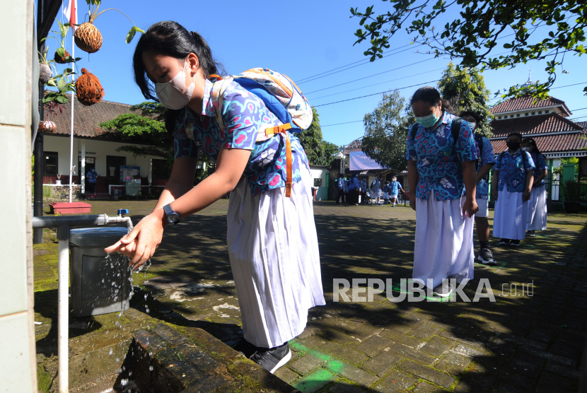 Sejumlah siswa antre mencuci tangan sebelum masuk ruang kelas di SD Negeri Dukuh 1, Salatiga, Jawa Tengah, beberapa waktu lalu.