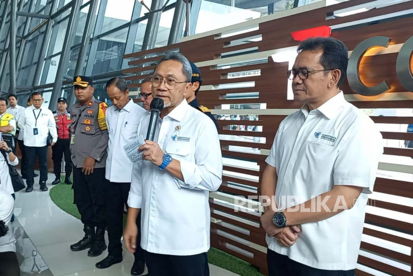 Menteri Perdagangan Zulkifli Hasan usai meninjau area Bea dan Cukai Bandara Internasional Soekarno Hatta terkait implementasi Peraturan Menteri Perdagangan Nomor 7 Tahun 2024, Senin (6/5/2024). 