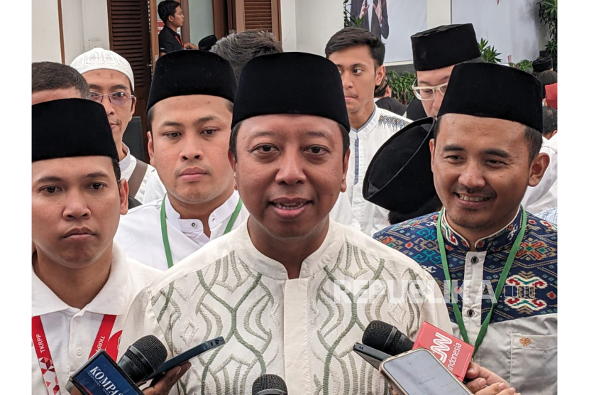 Ketua Majelis Pertimbangan Partai Persatuan Pembangunan (PPP), Muhammad Romahurmuziy mengaku tak gentar dengan koalisi yang mendukung Ketua Umum Partai Gerindra, Prabowo Subianto di Rumah Aspirasi, Jakarta, Ahad (13/8/2023).