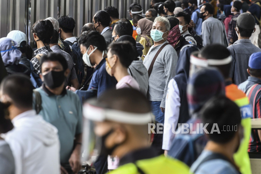 Penumpang kereta rel listrik (KRL) commuter line menunggu kereta di Stasiun Tanah Abang, Jakarta, Selasa (9/6/2020). Kepadatan penumpang terjadi di beberapa stasiun KRL pada penerapan Pembatasan Sosial Berskala Besar (PSBB) transisi fase I, terutama saat jam sibuk mulai pukul 07