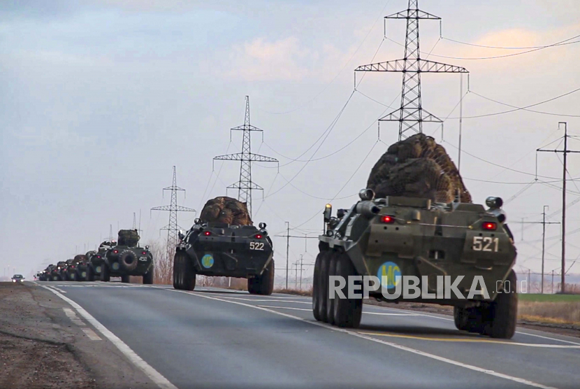 Prancis Siap Bantu Bangun Perdamaian di Nagorno-Karabakh. Foto ini dibuat dari rekaman yang disediakan oleh layanan pers Kementerian Pertahanan Rusia pada hari Selasa, 10 November 2020 menunjukkan kendaraan militer Rusia membawa pasukan penjaga perdamaian dalam perjalanan ke bandara di tempat yang tidak diketahui di Rusia. Puluhan pasukan penjaga perdamaian Rusia sedang menuju ke Nagorno-Karabakh pada Selasa pagi, beberapa jam setelah Armenia dan Azerbaijan setuju untuk menghentikan pertempuran di wilayah separatis dalam sebuah pakta yang ditandatangani dengan Moskow yang membayangkan pengerahan hampir 2.000 penjaga perdamaian Rusia dan konsesi teritorial.