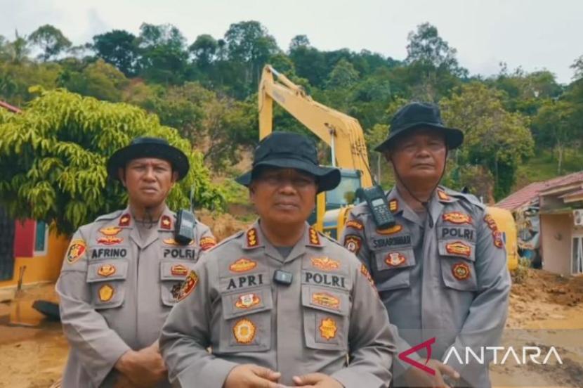 Polresta Padang bantu pemulihan kota usai dilanda bencana.