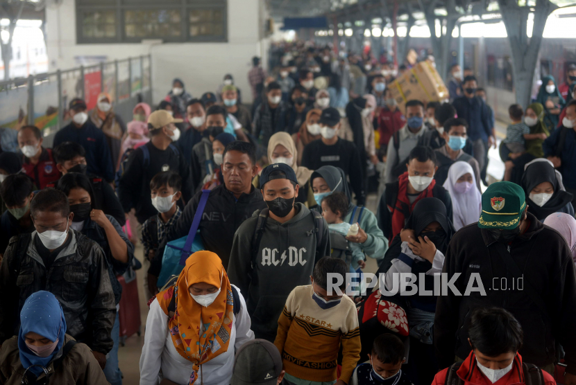 Sejumlah pemudik tiba di Stasiun Senen, Jakarta Pusat, Rabu (11/5/2022), usai menjalani Lebaran di kampung halaman.