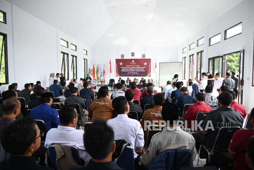 Rapat Pleno Terbuka Rekapitulasi dan Penetapan Daftar Pemilih Tetap (DPT) yang diselenggarakan di Aula Kantor Komisi Pemilihan Umum (KPU) Kabupaten Kuningan, Jawa Barat, Rabu (21/6/2023). 