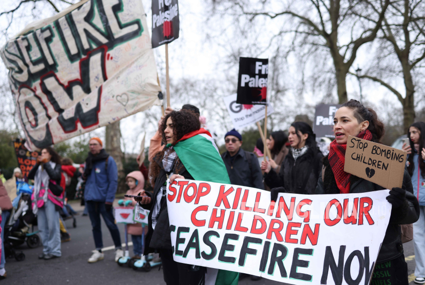 Para pengunjuk rasa berbaris selama unjuk rasa Mogok Sekolah untuk Gaza di London, Inggris, 7 Februari 2024. Anak-anak mogok sekolah sebagai protes terhadap genosida Israel di Gaza. 