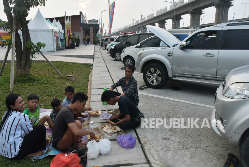 Sejumlah pemudik menyantap makanan di rest area KM 19 di Tambun, Kabupaten Bekasi, Jawa Barat, pada masa mudik Lebaran 2023. (ilustrasi)