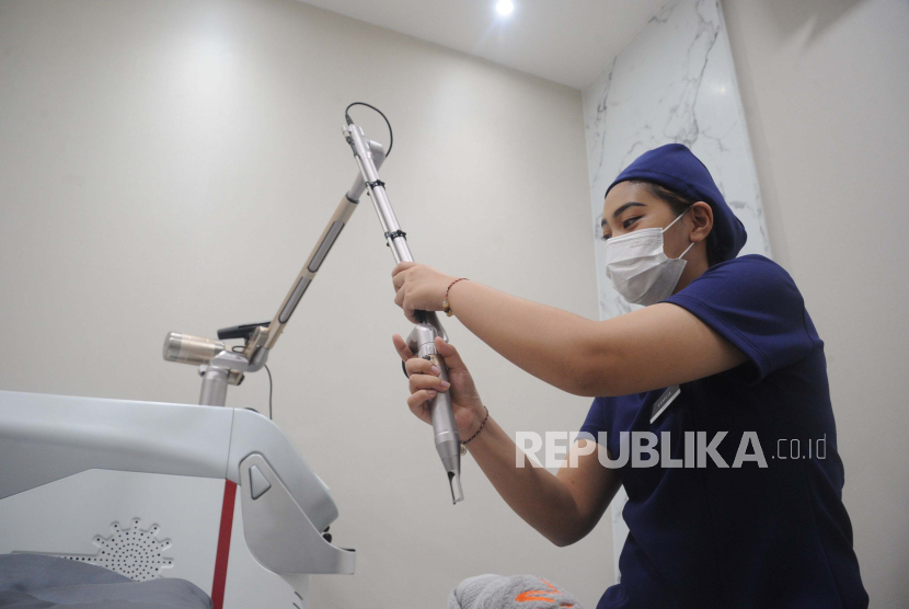 Perawat menyiapkan alat laser saat pembukaan klinik estetika di Jakarta, Kamis, (5/10/2023) (ilustrasi) 