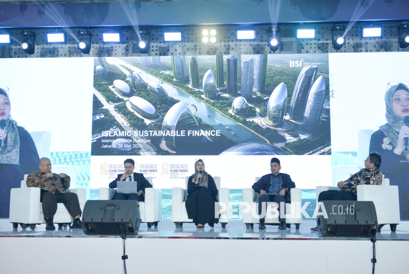 Deputi Direktur Bisnis Digital dan Pusat Data Ekonomi Syariah KNEKS, Dedi Wibowo bersama Country Economist IsDB Regional Hub Indonesia Ali Mansour Fallahi, SVP ESG PT Bank Syariah Indonesia Rima Dwi Permatasari, Professor INCEIF University, Malaysia, Mohamad Akram Laldin dan Wakil Pemimpin Redaksi Republika Stevy Maradona (kiri-kanan) saat memaparkan materi dalam acara Islamic Finance Dialogue di Jakarta, Senin (26/5/2025).  Dok. Republika