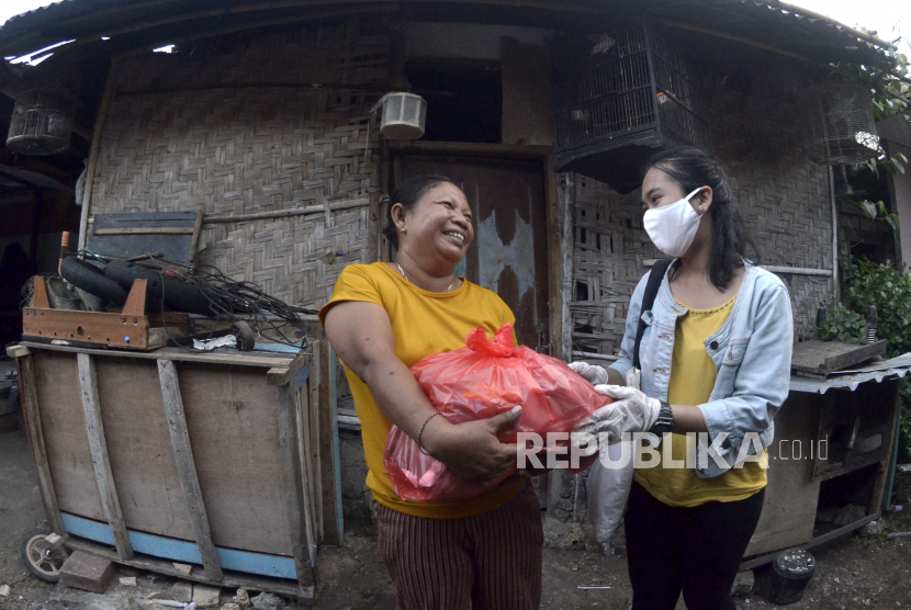 Relawan memberikan paket sembako kepada warga yang terdanpak wabah Covid-19 di kawasan Jimbaran, Badung, Bali (ilustrasi)