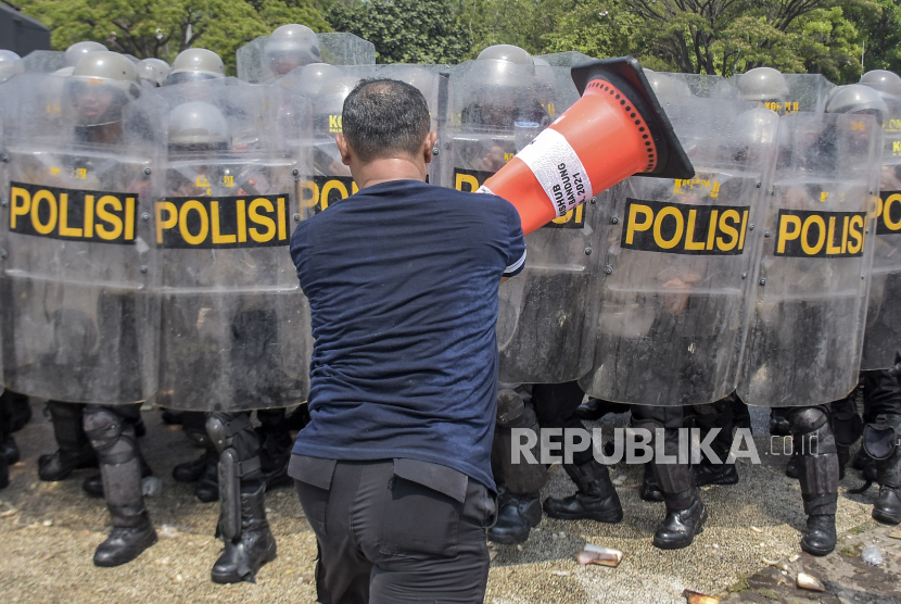 Ilustrasi polisi mengamankan aksi demonstrasi.