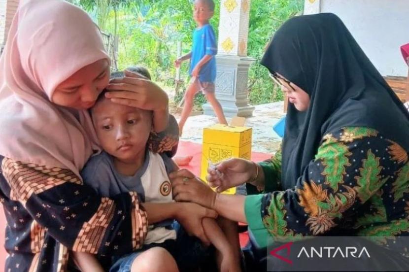 Dinkes Pamekasan lakukan imunisasi kejar untuk menambah cakupan.