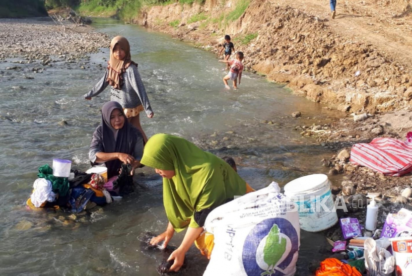 Warga RT 04/RW 09 Kelurahan Rowosari, Kecamatan Tembalang, Kota Semarang memanfaatkan air sungai Babon untuk mencuci pakaian, akibat sumur dan sumber- sumber air lainnya sudah tidak dapat dimanfaatkan akibat musim kemarau kali ini.