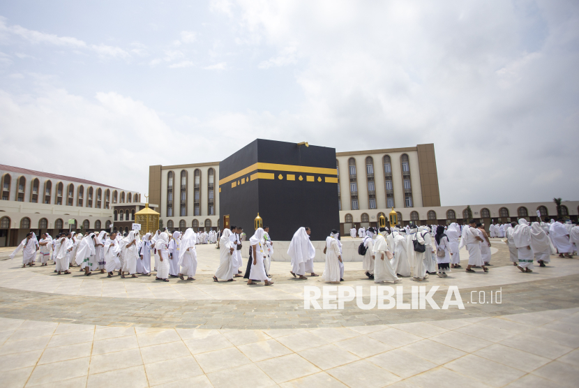 Petugas Penyelenggara Ibadah Haji (PPIH) Kloter (Bekasi) JKS dan Kertajati (KJT) memandu jamaah haji saat melakukan Tawaf Wada pada gladi posko layanan operasional Arafah, Muzdalifah, Mina (Armuzna) Haji 1447 H/2026 M di Asrama Haji Indramayu, Jawa Barat, Selasa (10/2/2026). Gladi posko yang diikuti 352 petugas PPIH Kloter (Bekasi) JKS dan Kertajati (KJT) tersebut untuk memantapkan kesiapan saat puncak pelaksanaan haji 2026 di Arab Saudi. 