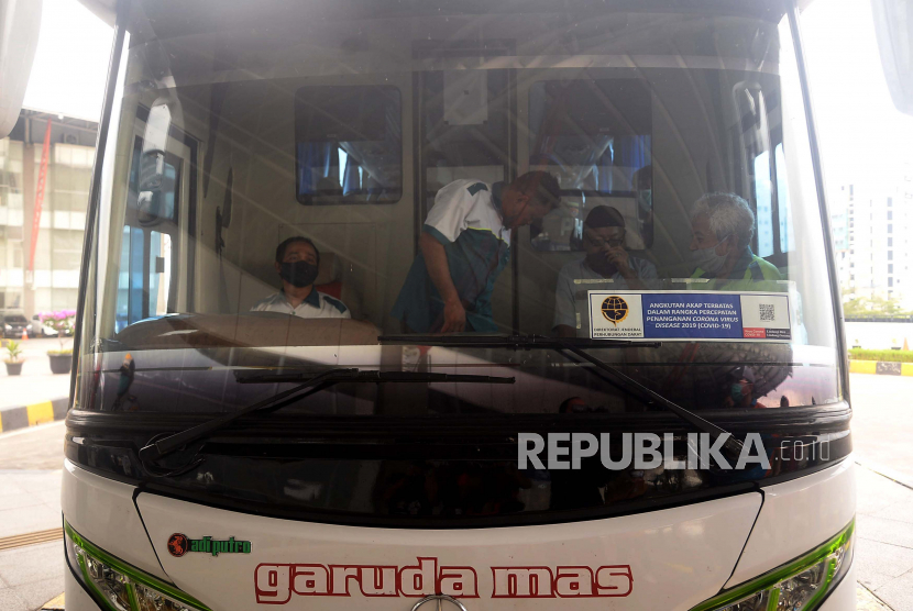 Sopir bus AKAP (antarkota antarprovinsi) perkir di Terminal Pulogebang, Jakarta Timur.