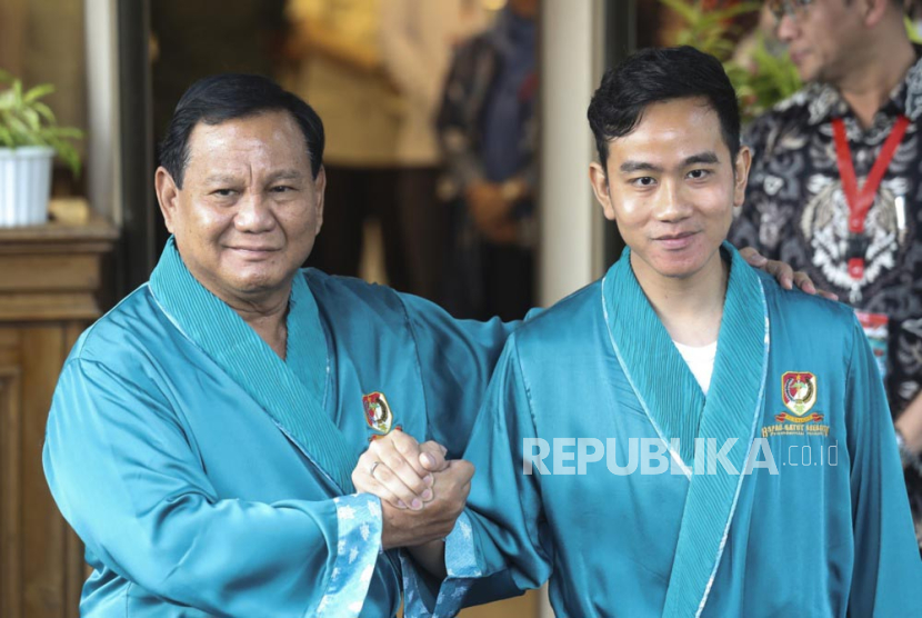 Indonesian presidential candidate Prabowo Subianto (L) and his running mate Gibran Rakabuming Raka (R) pose for journalists before their mandatory medical examination for presidential candidates at Gatot Soebroto Army Hospital in Jakarta, Indonesia, 26 October 2023.The former special forces commander Subianto and his running mate, President Joko Widodo