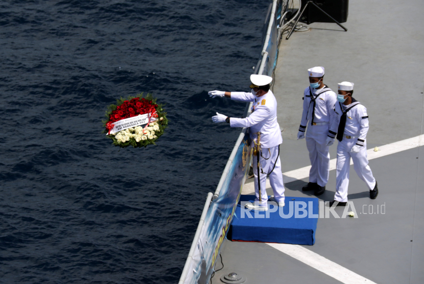 Kepala Staf TNI Angkatan Laut Laksamana Yudo Margono melempar bunga ke laut pada Upacara Tabur Bunga di geladag Helly KRI Dr. Soeharso-990 di perairan utara pulau Bali, Bali, Jumat (30/4/2021). Upacara itu digelar sebagai penghormatan terahir bagi awak KRI Nanggala 402 yang gugur dalam medan tugas. ANTARA FOTO/Budi Candra Setya/hp.