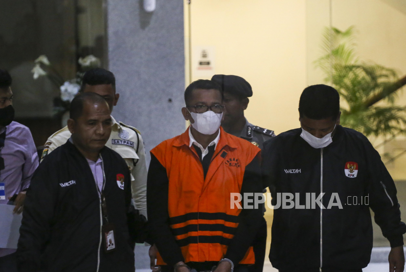 Bupati Kepulauan Meranti Muhammad Adil (tengah) menggunakan rompi tahanan usai terjaring operasi tangkap tangan (OTT) di Gedung Merah Putih KPK, Jakarta Selatan, Jumat (7/4/2023). 